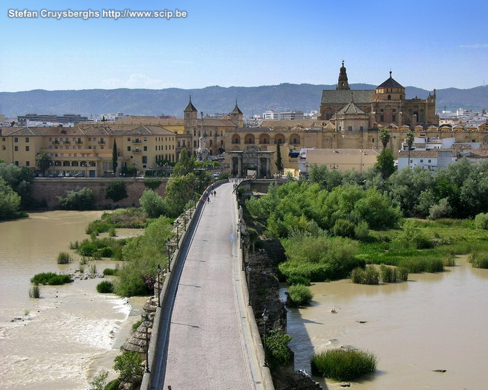 Cordoba Zicht op de het oude centrum van Cordoba met de Mezquita aan de andere kant van de Rio Guadalquivir. De brug steunt nog steeds op Romeinse funderingen. Stefan Cruysberghs